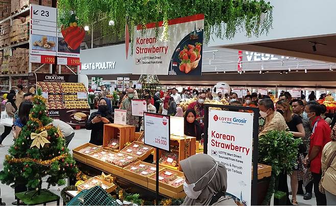 롯데마트 인도네시아 세르퐁점에 마련된 한국산 딸기 매장 전경. 논산시와 롯데그룹은 내년에 함께 자카르타에서 박람회를 열고, 논산 딸기와 딸기 컵케이크·크레페 시식 행사를 진행할 예정이다./ 롯데마트 제공