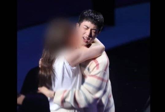 한 일본 여성이 BTS(방탄소년단) 멤버 진에세 기습 키스를 하고 있다. 출처=유튜브