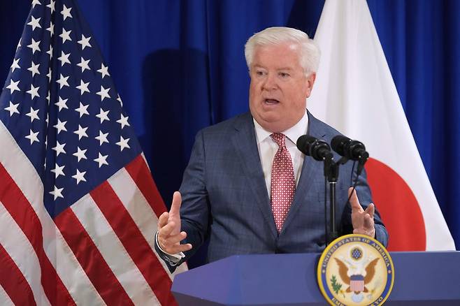 일본 총리의 ‘대만 개입’ 발언으로 중일 관계가 악화된 가운데 조지 글라스 주일 미국대사가 18일 중국을 견제하는 발언을 내놓았다. 사진은 글라스 대사가 지난 4월 18일 도쿄에서 기자회견을 가지고 질문에 답하고 있는 모습. 도쿄=AP 뉴시스