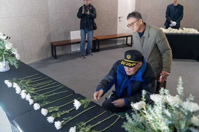 21일 경북 울릉군 독도의용수비대기념관 2층에 마련된 영령 추모 분향소에서 생존 대원인 정원도 옹이 헌화하고 있다. 독도재단 제공
