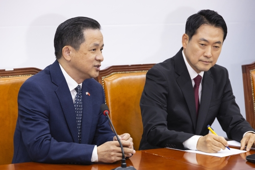 다이빙 주한 중국대사가 21일 국회에서 국민의힘 장동혁 대표를 만나 인사말을 하고 있다.  [연합뉴스]