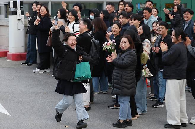 2026학년도 대학수학능력시험이 시행된 지난 13일 오후 서울 이화여자외국어고등학교에서 시험을 마친 수험생이 나오자 학부모들이 박수를 쳐주고 있다. 백소아 기자 thanks@hani.co.kr