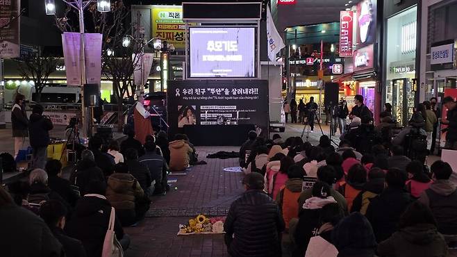 지난 20일 저녁 대구시 중구 씨지브이(CGV)대구한일 극장 앞에서 베트남 유학생 고 뚜안(가명·25)을 추모하는 촛불집회가 열렸다. 김규현 기자