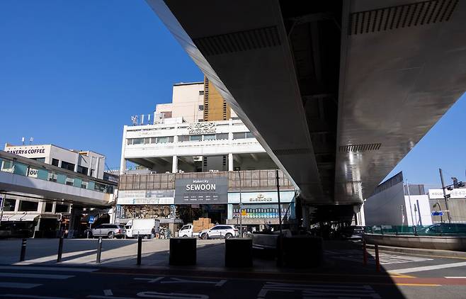 2025년 11월18일 세운상가 모습. 오른쪽 철제 가림막이 세워진 곳이 세운4구역이다. 김진수 선임기자&nbsp;