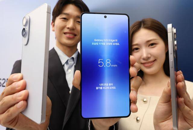 5월 13일 서울 삼성 강남에서 열린 갤럭시S25 엣지 미디어행사에서 제품이 공개되고 있다. 갤럭시 S25 엣지의 두께는 5.8㎜(기본모델 7.2㎜) 수준으로 역대 갤럭시 시리즈 중 가장 얇다. 뉴스1
