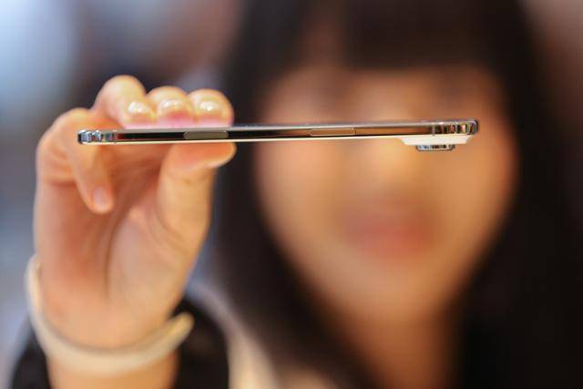 애플의 신제품 아이폰17 시리즈 공식 출시일인 9월 19일 서울 중구 애플 명동점에서 한 시민이 역대 가장 얇은 모델인 아이폰 에어를 들어보이고 있다. 연합뉴스