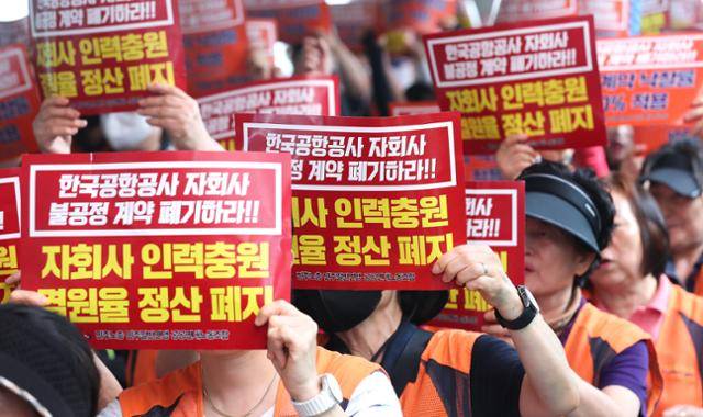 지난달 2일 제주국제공항에서 전국공항노조 소속 노동자들이 '한국공항공사 자회사 불공정 계약 폐기하라'라고 적힌 피켓을 들고 총파업 시위를 하고 있다. 뉴시스