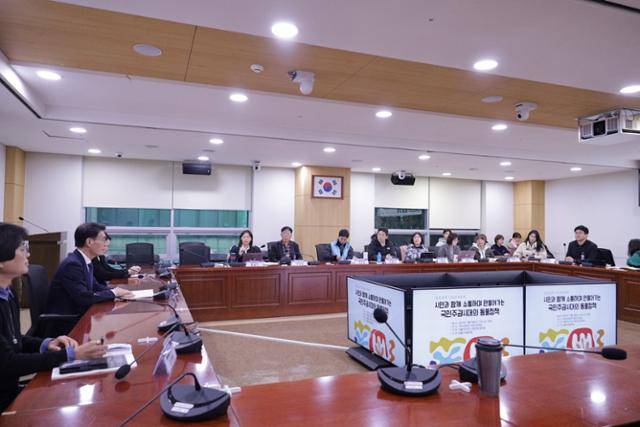 문대림 더불어민주당 의원과 시민단체로 구성된 동물정책플랫폼은 19일 ‘국민주권시대의 동물정책’ 시민대토론회를 열고 분야별 현안과 정책 방향을 논의했다. 동물정책플랫폼 제공