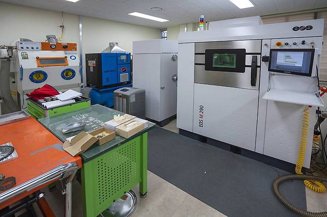 서울과기대 메이커스페이스에 배치된 금속 3D 프린터, 과기대 메이커스페이스 센터는 전문랩으로 일반적으로 접하기 어려운 다양한 전문 제조 장비들을 갖추고 있다 / 출처=IT동아