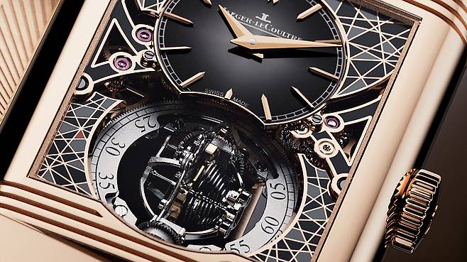 리베르소 히브리스 아티스티카 칼리버 179. 하이 컴플리케이션 시계의 혁신성과 메티에 라르 공방의 장인 정신이 결합된 시계다. 사진 예거 르쿨트르