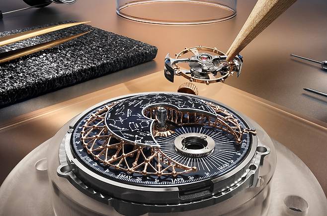 코스모 투르비용 조립 과정. 중력의 영향을 최소화하기 위한 이 부품은 항성일 주기에 맞춰 다이얼 위를 회전한다. 사진 예거 르쿨트르