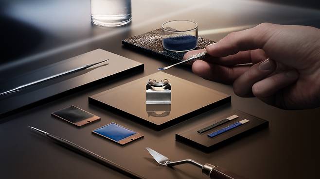 에나멜링 작업 과정. 메티에 라르 공방의 장인이 에나멜 염료로 직접 채색한 뒤 고온에서 소성한다. 사진 예거 르쿨트르