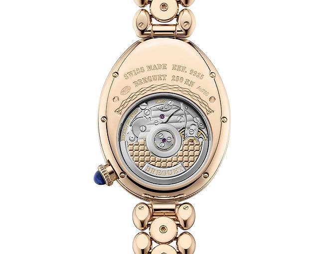 시계의 모든 백케이스에는 250주년을 상징하는 문구를 새겼다. 쁘티 프리아농 기요셰 모티브 로터를 장착한 오토매틱 무브먼트가 드러난다. 사진 브레게