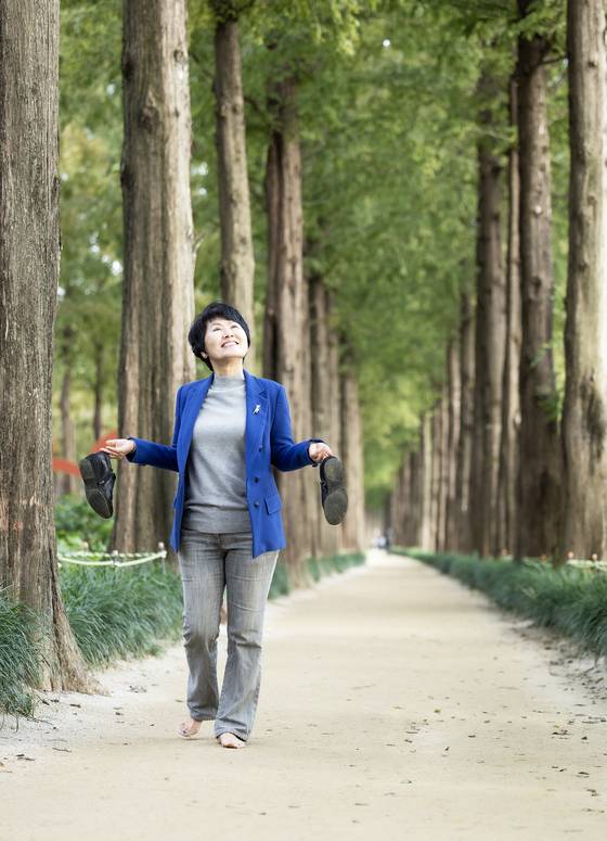 서울 상암동 하늘공원 둘레길을 걷고 있는 지구여행가 한비야. 어느덧 인생의 가을로 접어든 그는 “나이 60대 후반도 90대가 보면 핏덩이다. 삶의 모든 때는 아름답다”고 말했다. 권혁재 사진전문기자
