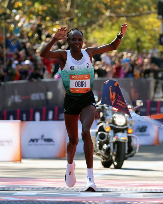 온 글로벌에서 후원하는 육상 애슬리트 선수 헬렌 오비리는 올해 뉴욕 마라톤 포디움 대회에서 2시간 19분 51초 기록으로 코스 기록을 경신했다. 우승 당시 그가 신은 러닝화는 내년 출시 예정인 클라우드붐 스트라이크 LS의 프로로 타입 모델이다. 사진 온(On)