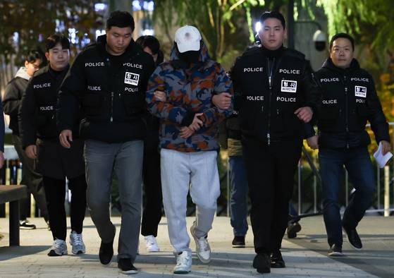 압수수색을 받던 중 도주했던 도이치모터스 주가조작 사건 공범 이모씨가 지난 20일 서울 종로구 김건희 특검팀(특별검사 민중기)사무실로 압송되고 있다. 뉴시스