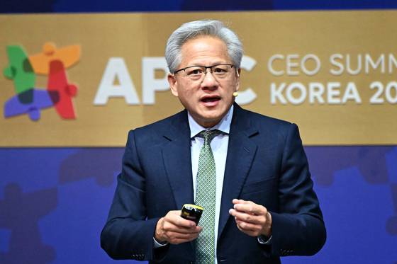 젠슨 황 엔비디아 최고경영자(CEO)가 지난달 31일 경북 경주시 경주예술의전당에서 열린 'APEC CEO 서밋' 마지막 특별 세션에서 연설하고 있다. 뉴스1
