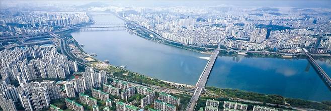 신천동 롯데월드타워에서 바라본 아파트 단지들. /뉴스1