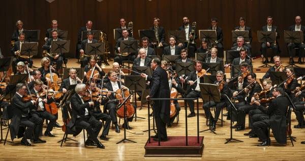 지난 20일 서울 예술의전당에서 열린 빈 필하모닉 오케스트라 공연에서 지휘자 크리스티안 틸레만과 단원들이 공연 중인 모습. 임형택 기자