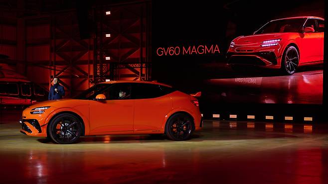 20일(현지시간) 프랑스 폴 리카르 서킷에서 열린 ‘마그마 월드 프리미어’ 행사에서 제네시스가 ‘GV60 마그마’를 공개하고 있다. 현대차그룹 제공