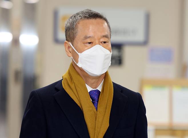 대장동 개발업자들로부터 금품을 받았다는 이른바 ‘50억 클럽’ 당사자로 지목된 홍선근 머니투데이 회장이 지난해 11월29일 서울 서초구 서울중앙지법에서 열린 1심 공판에 출석하며 법정으로 향하고 있다. 연합뉴스