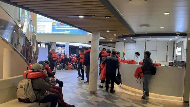Passengers wearing life jackets await rescue inside the Queen Zenobia II, which ran aground on Jukdo Island, an uninhabited islet in Jangsan-myeon, Shinan-gun, South Jeolla Province, on the night of November 19. / Yonhap News