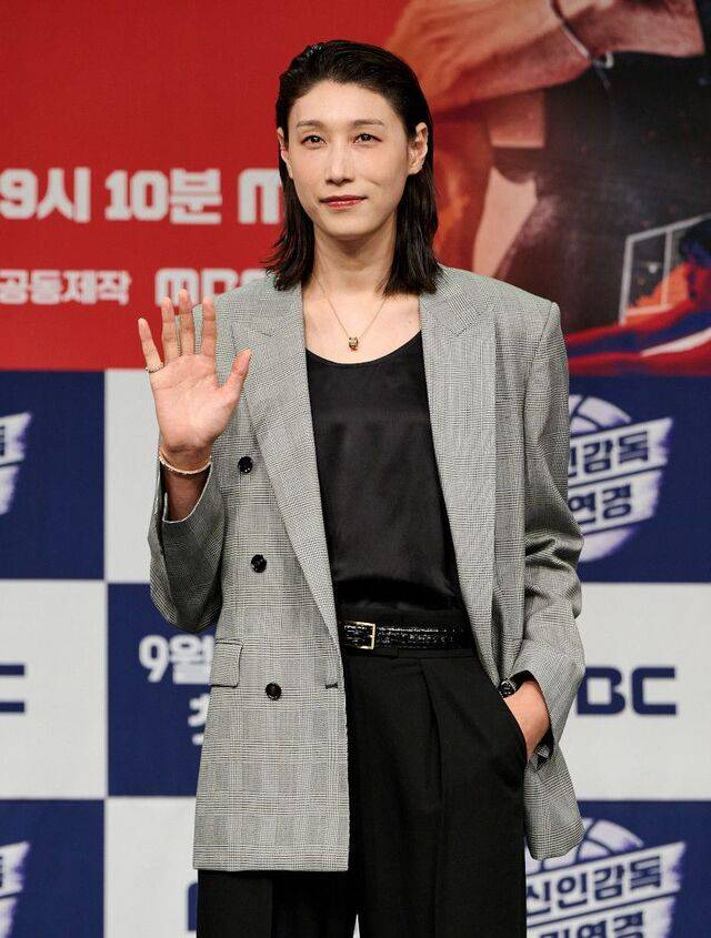 김연경은 MBC 예능 ‘신인감독 김연경’에서 특유의 카리스마 넘치는 리더십을 발휘하며 20년 차 베테랑 선수에서 0년 차 신인 감독으로 완전히 변모한 모습을 보여줬다. 뉴시스