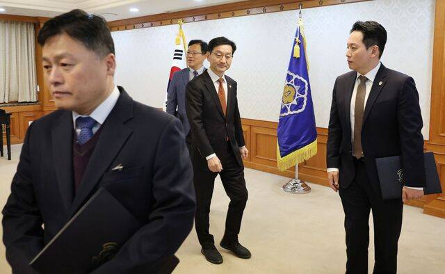 윤창렬 국무조정실장이 21일 정부서울청사에서 열린 ‘헌법존중 정부혁신 TF’ 자문위원 위촉식을 마친 뒤 위원들과 기념 촬영을 마친 뒤 간담회장으로 이동하고 있다. 연합뉴스