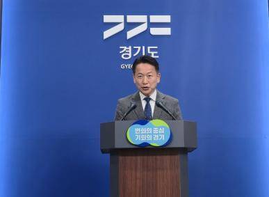 고영인 경기도 경제부지사가 21일 오전 복지예산 관련, 도의회와의 협력을 통한 복원을 약속하는 기자회견을 하고 있다. 김경희기자