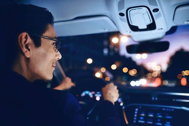 야간 운전에 도움을 주는 드라이브 렌즈를 착용한 운전자 [사진출처=자이스]