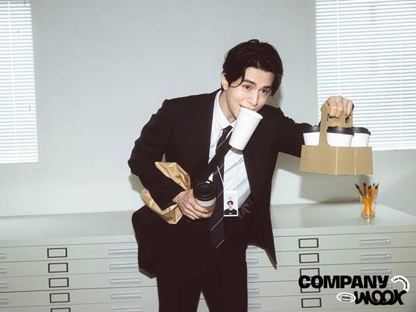 배우 이동욱이 2026 시즌 그리팅 ‘COMPANY WOOK’을 출시한다.