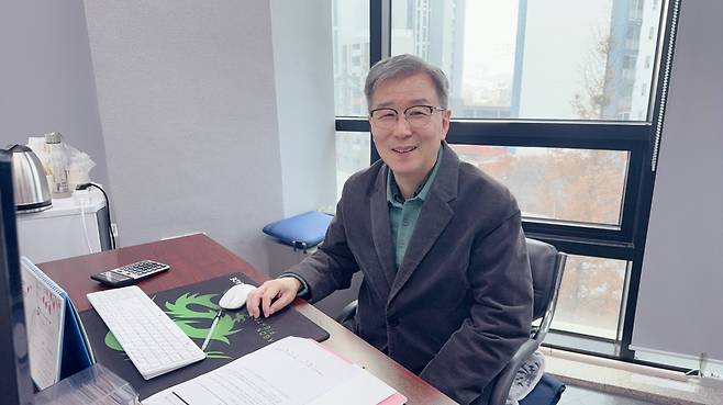 김진철 시흥대야3 영남아파트 재건축정비사업조합장이 20일 8년 간의 재건축 사업과정을 소개했다./사진=권현수기자