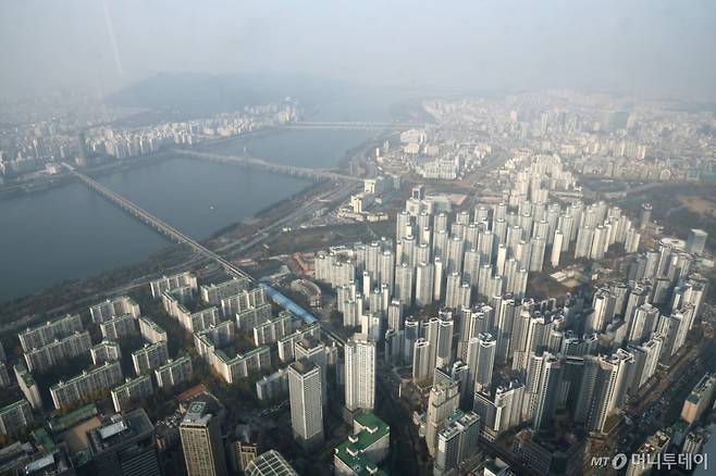 10·15 부동산 대책 시행 이후 서울 아파트 평균 매매 가격 상승세가 2주 연속 둔화한 것으로 나타났다.  6일 한국부동산원이 발표한 11월 1주(11월3일 기준) 주간 아파트 가격동향에 따르면 서울 아파트 매매가격 지수는 직전 주(0.23%) 대비 0.04% 줄어든 0.19%를 기록했다. 한편 경기도 전체(0.11%)로는 상승 폭이 직전 주 대비 0.01%포인트 줄었지만 규제를 피해 간 일부 지역은 상승 폭이 커지며 풍선 효과도 나타났다.  사진은 이날 서울 송파구 롯데월드타워에서 바라본 서울 도심 아파트 단지. 2025.11.6/뉴스1  Copyright (C) 뉴스1. All rights reserved. 무단 전재 및 재배포,  AI학습 이용 금지. /사진=(서울=뉴스1) 이광호 기자