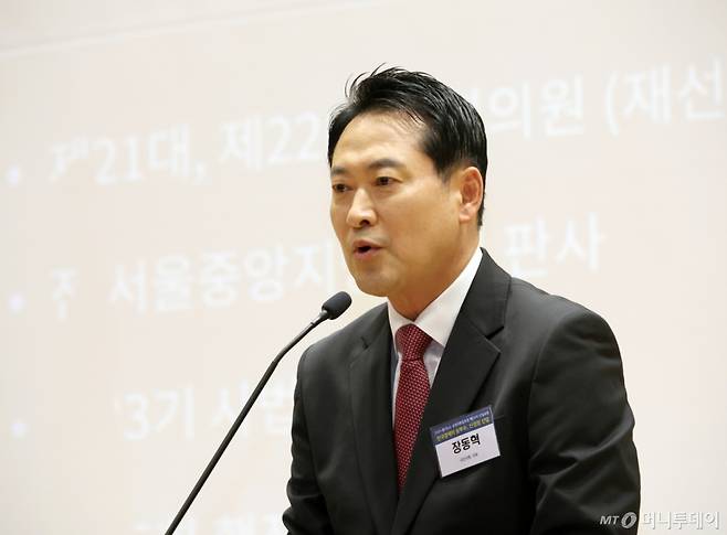 [서울=뉴시스] 김금보 기자 = 장동혁 국민의힘 대표가 21일 오후 서울 여의도 국회 의원회관에서 열린 '폴리뉴스·상생과통일포럼 제25차 산업포럼'에서 축사를 하고 있다. 2025.11.21. kgb@newsis.com /사진=김금보