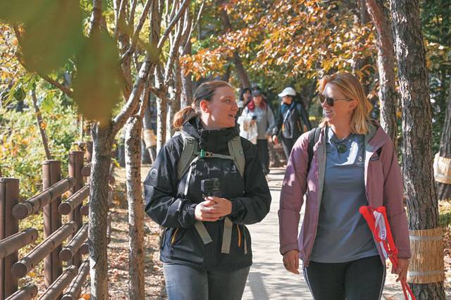 지난 4일 서울 강북구 서울도심등산관광센터에서 출발한 등산 프로그램에 참여한 외국인들이 북한산을 오르고 있다.   백동현 기자