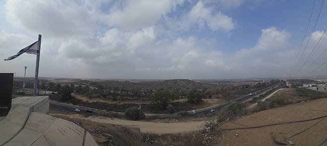 지난 11일 가자지구 최접경지역 스데롯 전망대에서 바라본 가자지구 전경. [(스데롯)=천예선 기자]