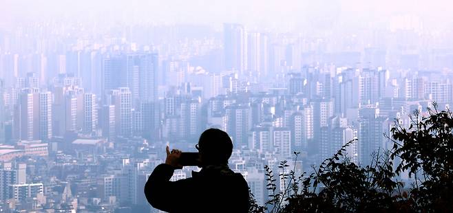 서울 남산에서 바라본 아파트 단지 모습. [연합]