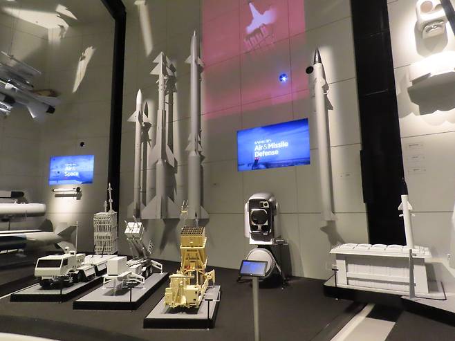 라파엘 측이 한국 언론에 공개한 첨단무기 쇼케이스 룸. [라파엘 제공]
