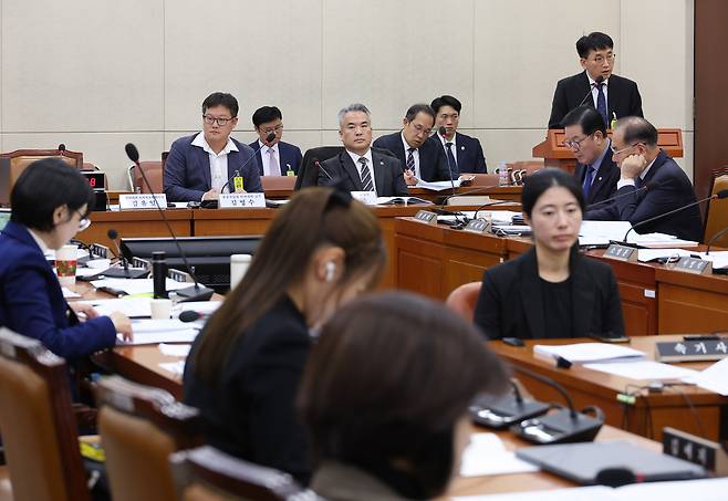 １７日、ソウル汝矣島（ヨイド）の国会保健福祉委員会総会で地域医師関連法案の公聴会が開かれた。[연합]