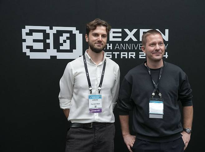 [서울=뉴시스] 15일 부산 벡스코에서 열린 '지스타 2024' 기자간담회에 참석한 넥슨 스웨덴 자회사 엠바크 스튜디오의 스벤 그런드버그브랜드 디렉터와 다니엘레 비텔리 아크레이더스 PD (사진=지스타 공동취재단) *재판매 및 DB 금지