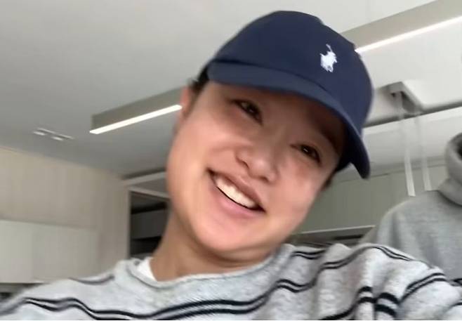 [서울=뉴시스]헤이지니가 최근 리프팅 시술을 받고 얼굴이 부은 근황을 공개했다.(사진출처:유튜브 캡처) 2025.11.21.