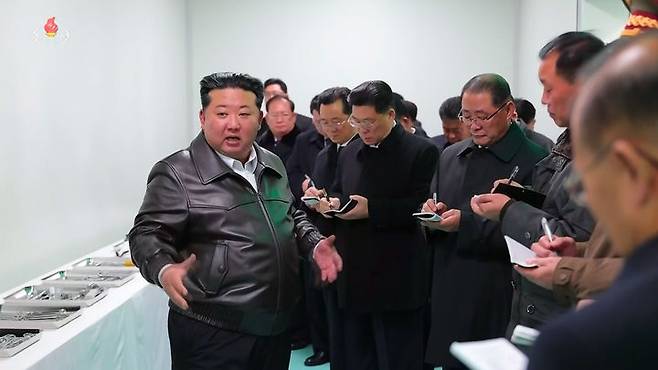 [서울=뉴시스] 김정은 북한 국무위원장이 지난 19일 '지방발전 20×10 정책' 강동군병원 준공식에 참석했다고 북한 조선중앙TV가 20일 보도했다. 강동군병원은 지난 2월6일 착공식 이후 9개월 만에 준공했다. (사진=조선중앙TV 캡처) 2025.11.20. photo@newsis.com  *재판매 및 DB 금지