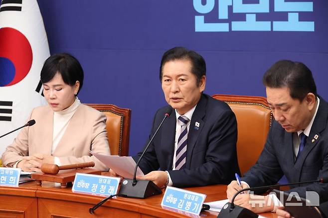 [서울=뉴시스] 조성봉 기자= 정청래 더불어민주당 대표가 21일 오전 서울 여의도 국회에서 열린 최고위원회의에서 발언을 하고 있다. 2025.11.21. suncho21@newsis.com