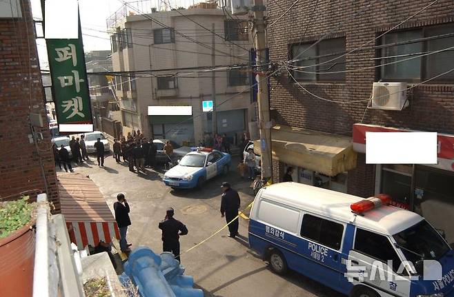 [서울=뉴시스] 21일 서울경찰청 광역수사단 형사기동대는 서울 양천구 신정동에서 2005년 발생했던 부녀자 연쇄살인의 범인을 특정했다고 밝혔다. 당시 수사 모습이 보이고 있다. (사진=서울경찰청 광역수사단 형사기동대 제공) 2025.11.21. photo@newsis.com