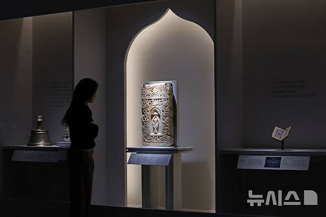 [서울=뉴시스] 박진희 기자 = 국립중앙박물관은 21일 서울 용산구 국립중앙박물관에서 세계적인 이슬람 박물관인 카타르 도하 이슬람예술박물관과 공동 주최하는 전시 ‘이슬람 미술, 찬란한 빛의 여정’ 언론공개회를 갖고 일한국 14세기 초 '미흐랍 석판'을 선보인다. 이번 전시는 국립중앙박물관 상설전시관 최초의 이슬람 주제 전시라는 점에서 의미가 있다. 2025.11.21. pak7130@newsis.com