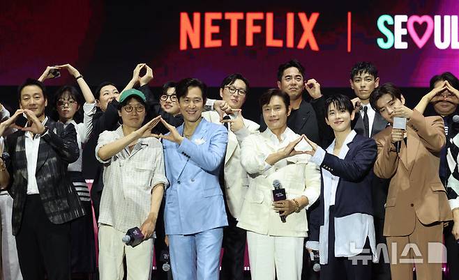 [서울=뉴시스] 권창회 기자 = 황동혁 감독, 배우 이정재, 이병헌을 비롯한 참석배우들이 28일 서울 중구 서울광장에서 열린 오징어게임3 팬 이벤트 행사에서 기념촬영을 하고 있다. 2025.06.28. kch0523@newsis.com