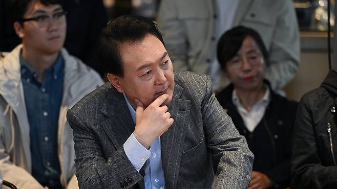 지난 2023년 11월 1일 윤석열 전 대통령이 서울 마포구 한 카페에서 주부, 회사원, 소상공인 등이 참석한 가운데 열린 제21차 비상경제민생회의에서 참석자들의 발언을 경청하는 듯한 자세를 취하고 있다. 대통령실 제공