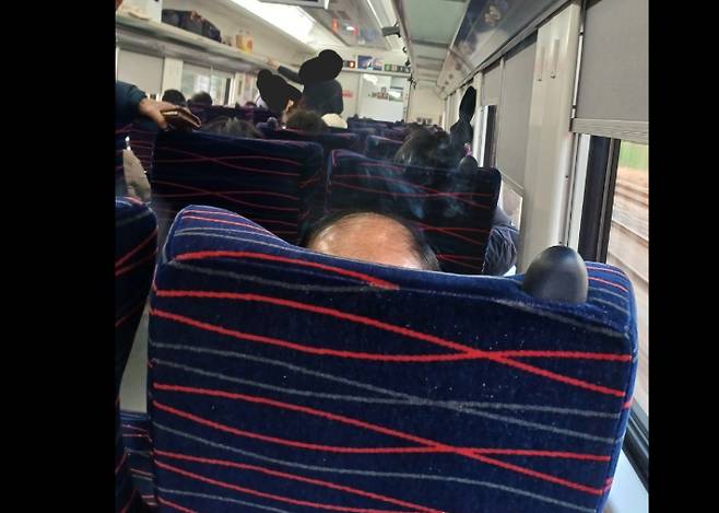 한 승객이 앉은 좌석 위로 흰 연기가 올라오고 있다. 지난 20일 SNS에는 "만취 승객이 흡연을 한다"고 제보한 게시글이 올라왔다. 쓰레드 캡처