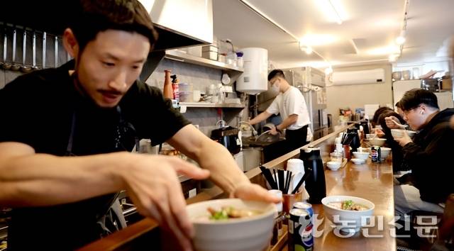 완성된 라멘을 건네는 사장 김광희씨.