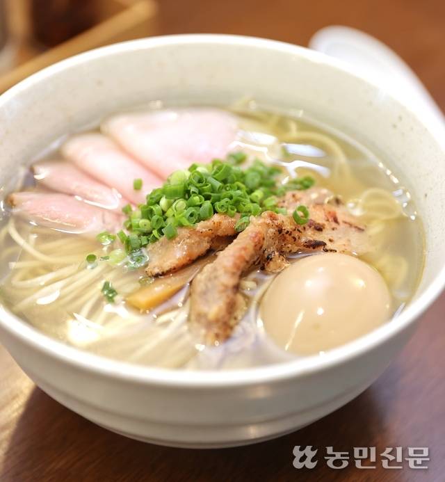 서울 마포구 ‘희옥’의 시오라멘. 퍼지지 않는 꼬들꼬들한 면에 구수한 닭 육수, 그 위에 저온에서 부드럽게 익힌 돼지 등심과 목심 등 갖가지 고명이 가지런히 올라간다.